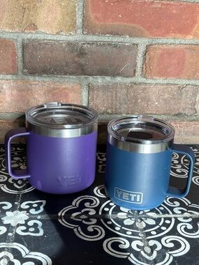 Yeti Mug Duo in Purple and Blue with Clear Lids